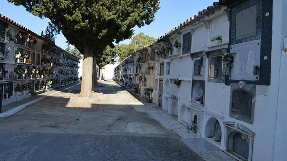 Interior del cementerio de Puente Genil, donde se construirán nuevos columbarios.