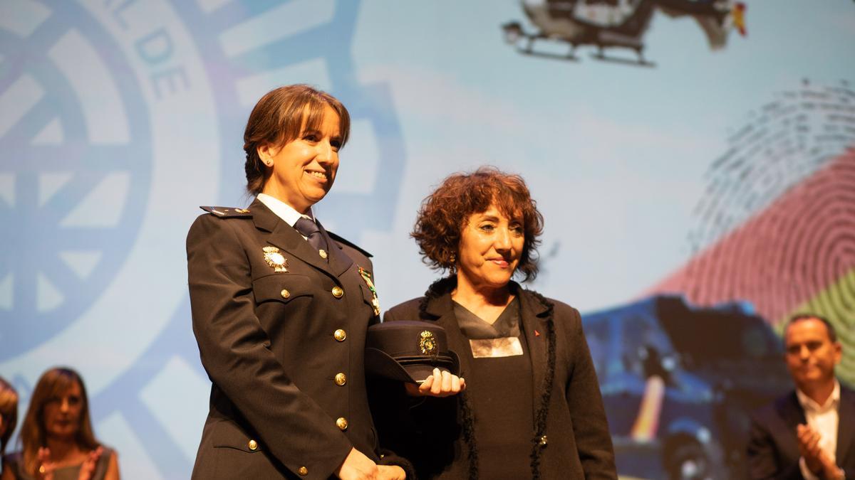 La agene Noelia Carbajal Alonso recoge su Cruz al Mérito Policial de manos de la concejala de Seguridad Ciudadana del Ayuntamiento de Zamora, Concha Rosales.