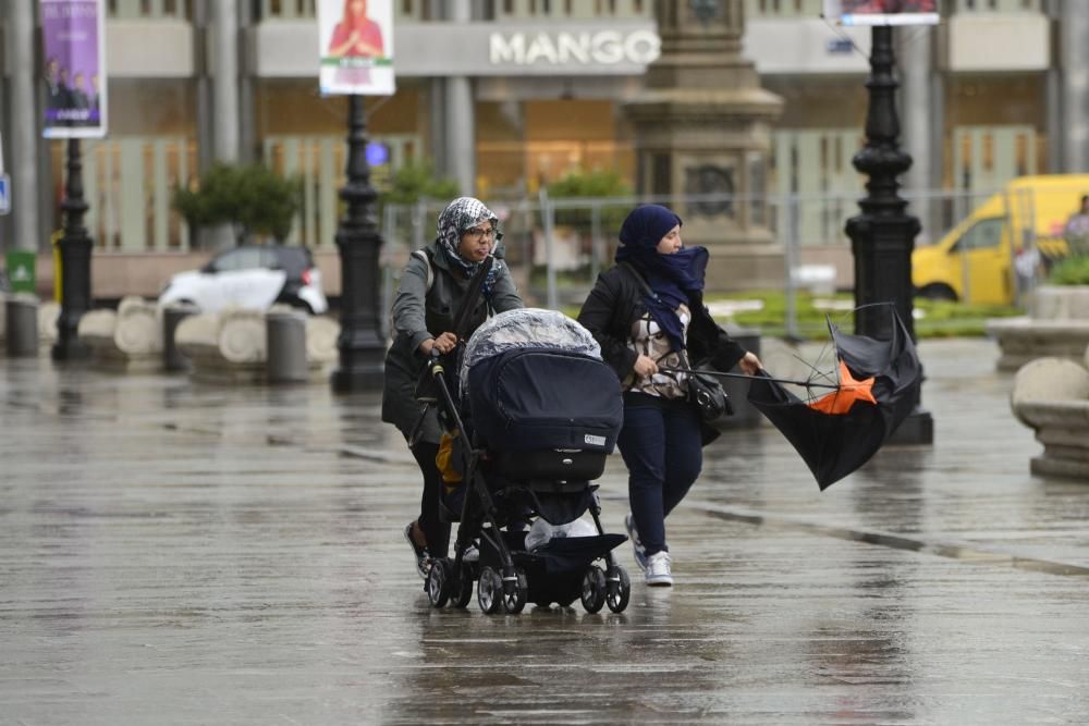 Viento y lluvia en A Coruña por la borrasca Miguel