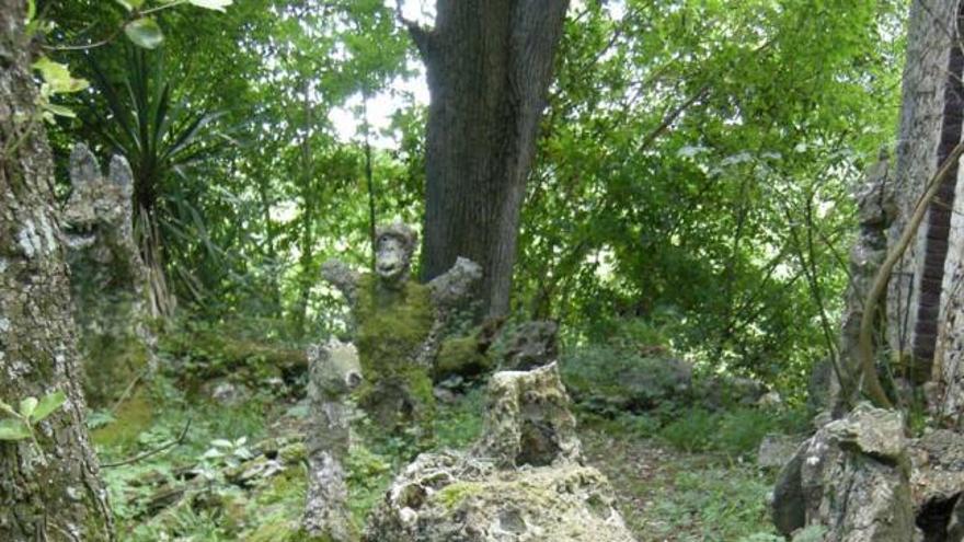 La escultura dañada de un perro en la cueva Cardín.