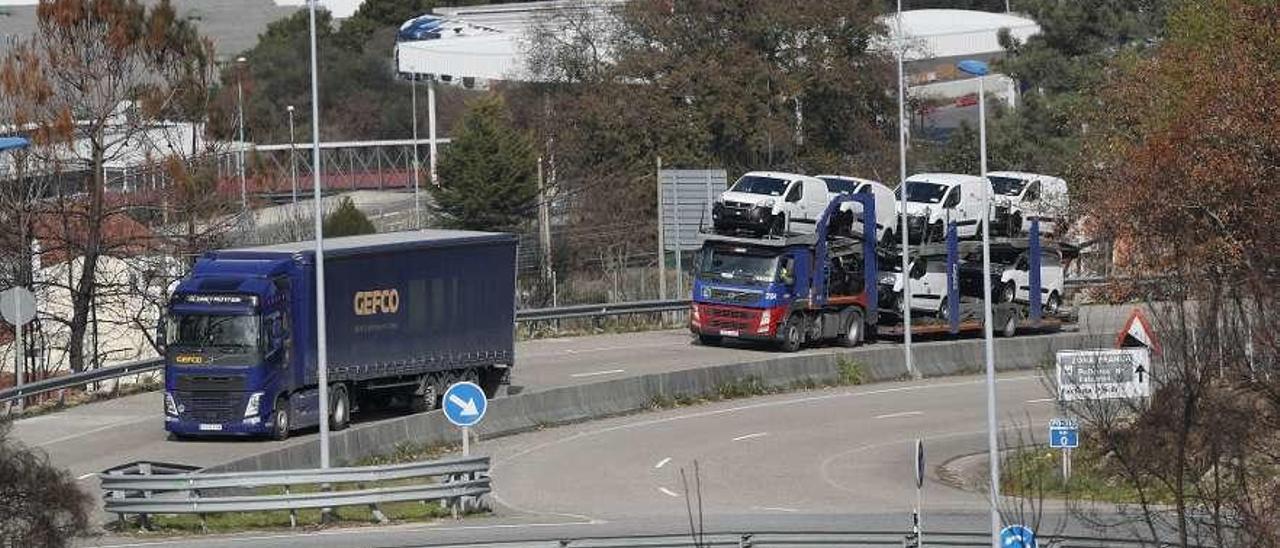 Dos camiones salen de la factoría de PSA-Vigo por Matamá en una imagen de archivo. // Ricardo Grobas