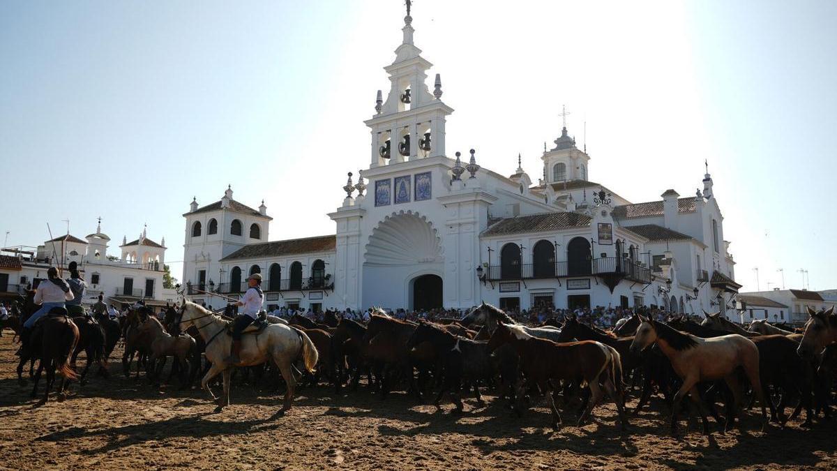 Una de las tropas de la Saca de las Yeguas a su paso por la Ermita del Rocío.
