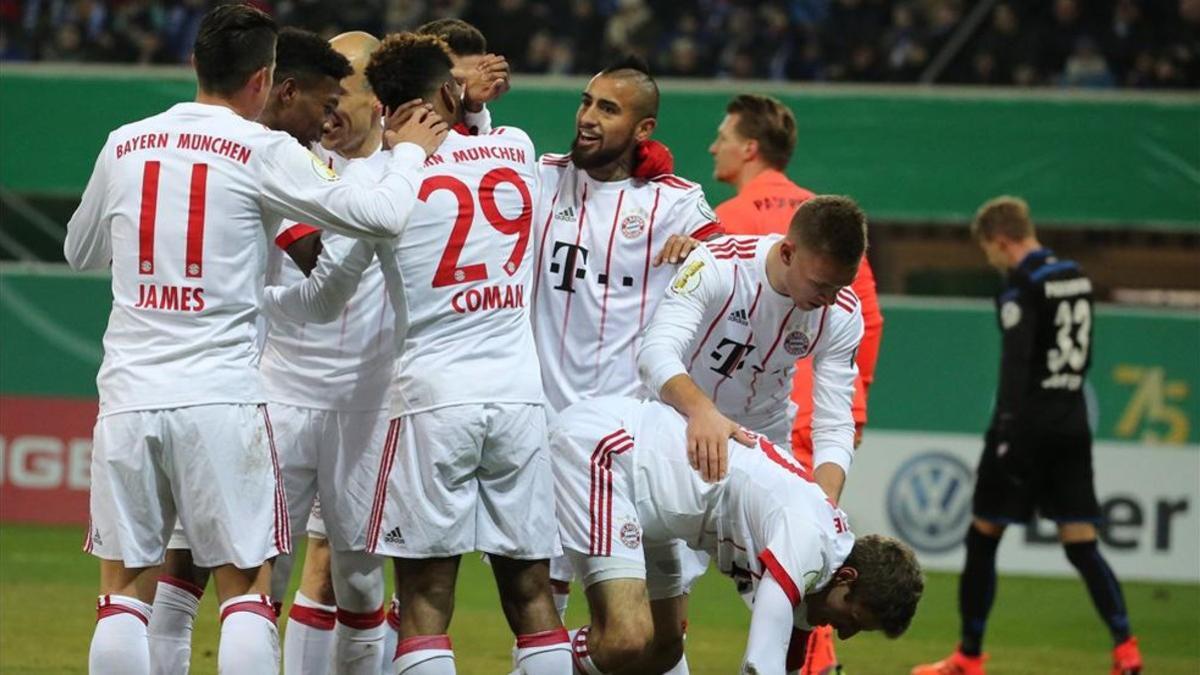 Los jugadores del Bayern celebran el 0-1 de Coman. Luego caerían más goles