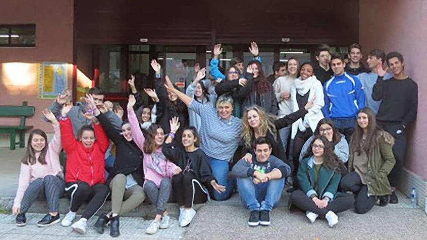 Las profesoras y algunos de los alumnos que participaron en el proyecto.