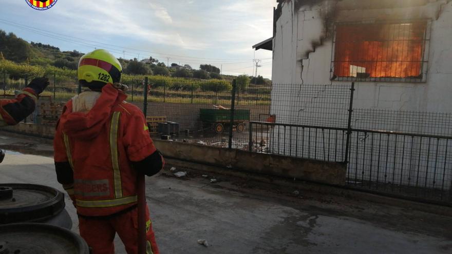 Un incendio devora una nave en Quatretonda: «Todo se ha reducido a escombros»