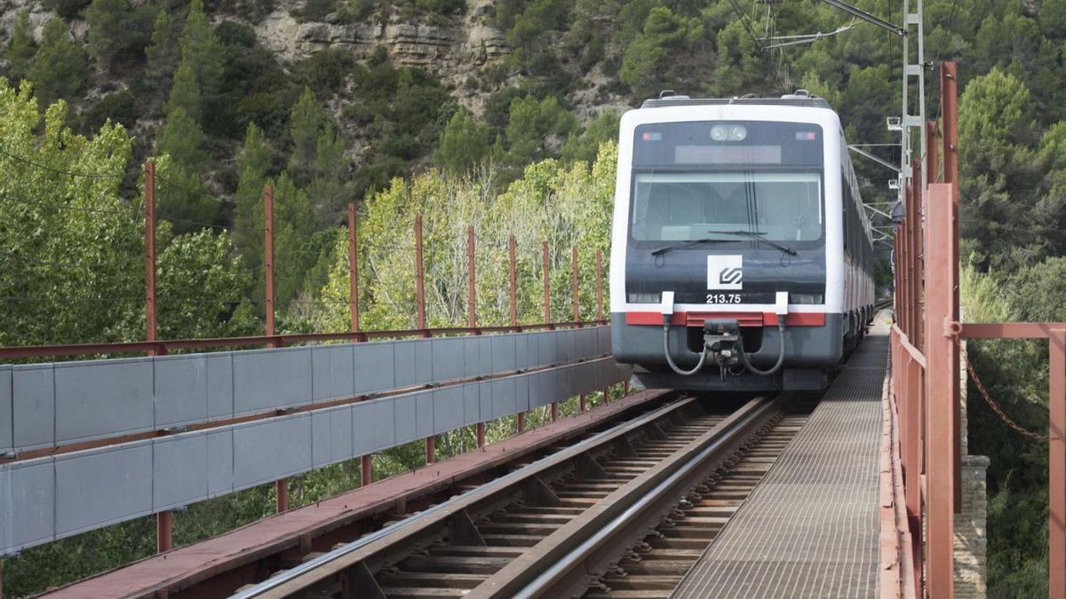Un tren circulant per damunt del viaducte sobre el Llobregat al terme de Castellgalí | ARXIU/OSCAR BAYONA