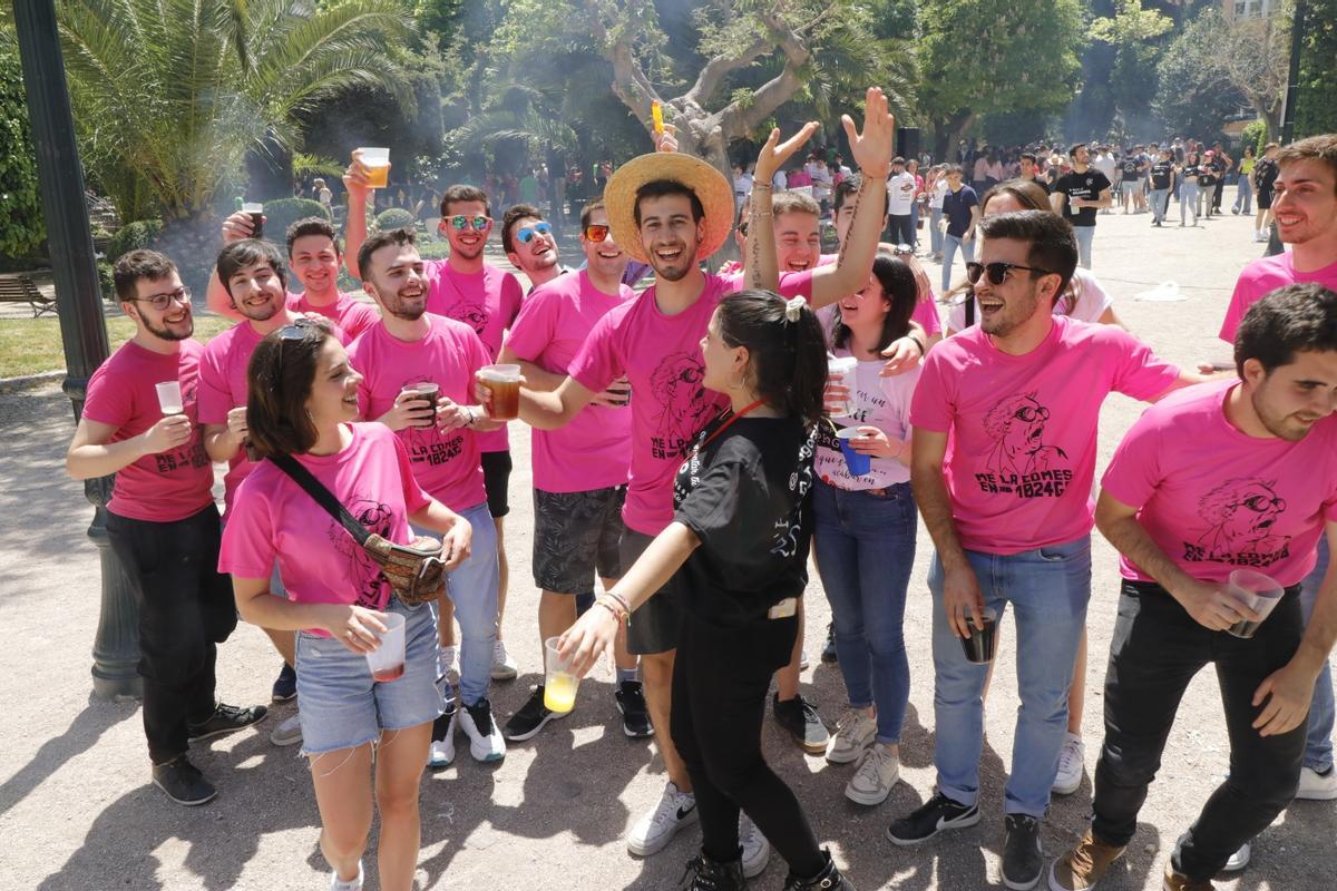Estudiantes disfrutando del buen ambiente.