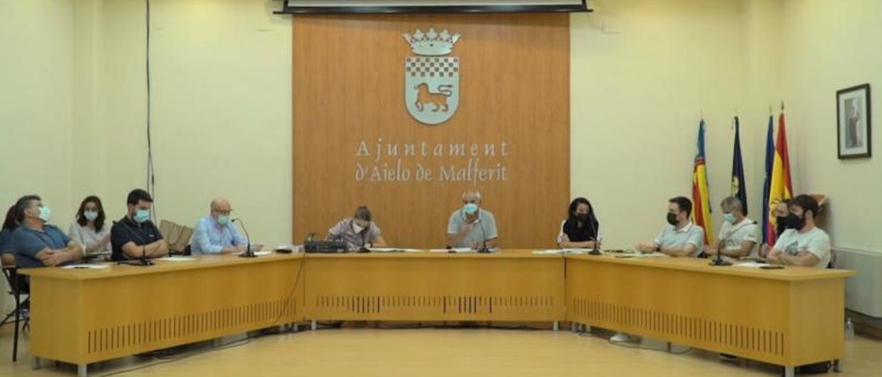 Un pleno del Ayuntamiento de Aielo de Malferit, con el exalcalde segundo por la izquierda. | LEVANTE-EMV