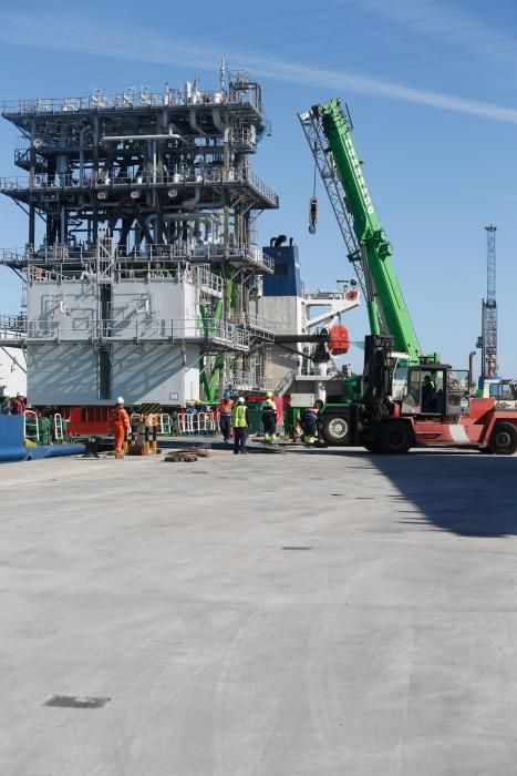 El operativo de carga de la pieza en el muelle de Valliniello.