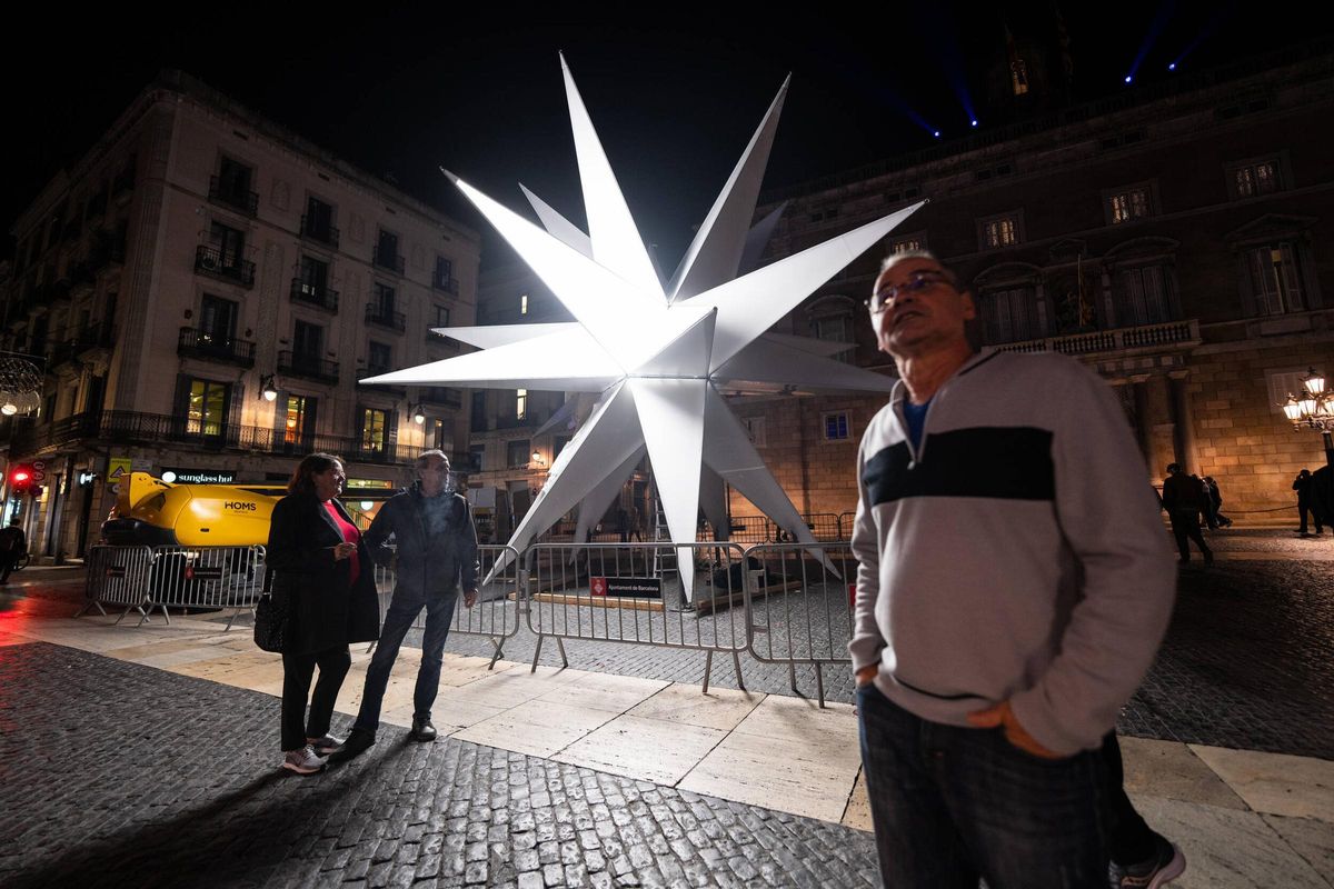La estrella de Nadal ja ilumina la plaça Sant Jaume. Una gran estrella de luz de 20 puntas iluminará la plaza de Sant Jaume esta Navidad