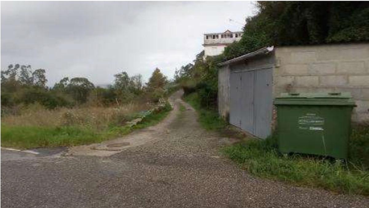 La entrada al camino de A Torre, en A Roza, desde la carretera provincial EP-1302.