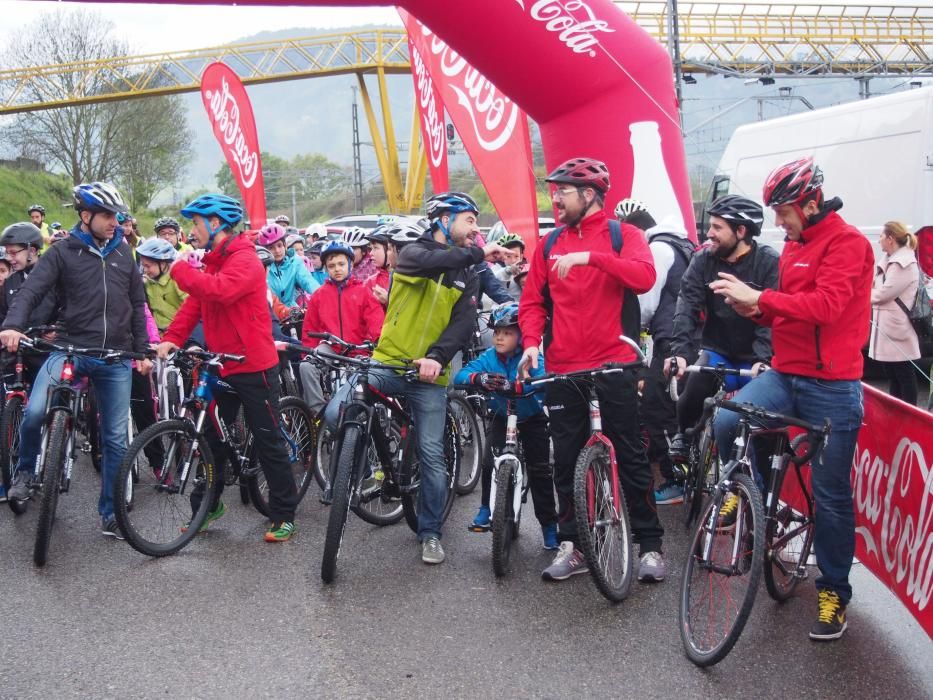 Los alumnos del Colegio Santa Bárbara de Lugones celebran el Día Mundial de la Bicicleta junto a Chechu Rubiera y Ángel García