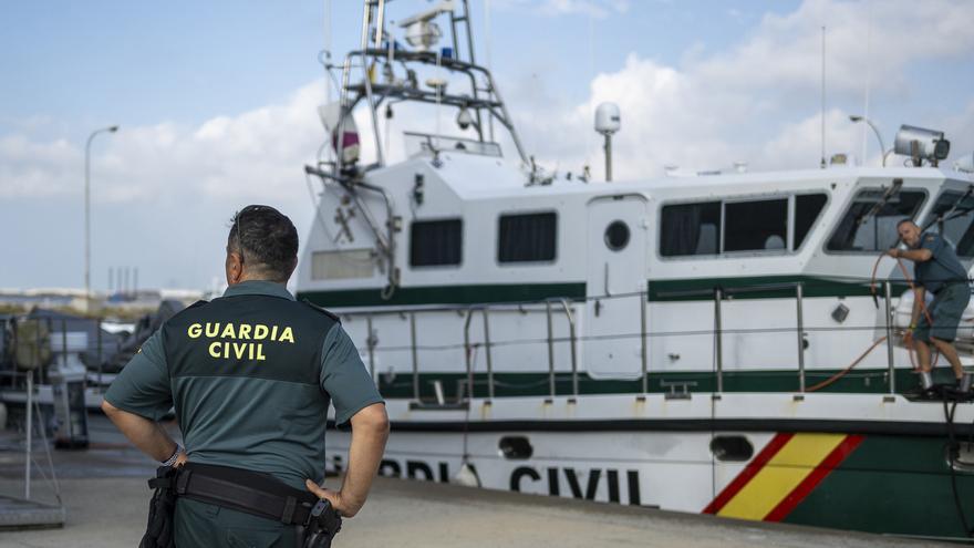 Encuentran muerto a un joven migrante con unos manguitos en una playa de Ceuta