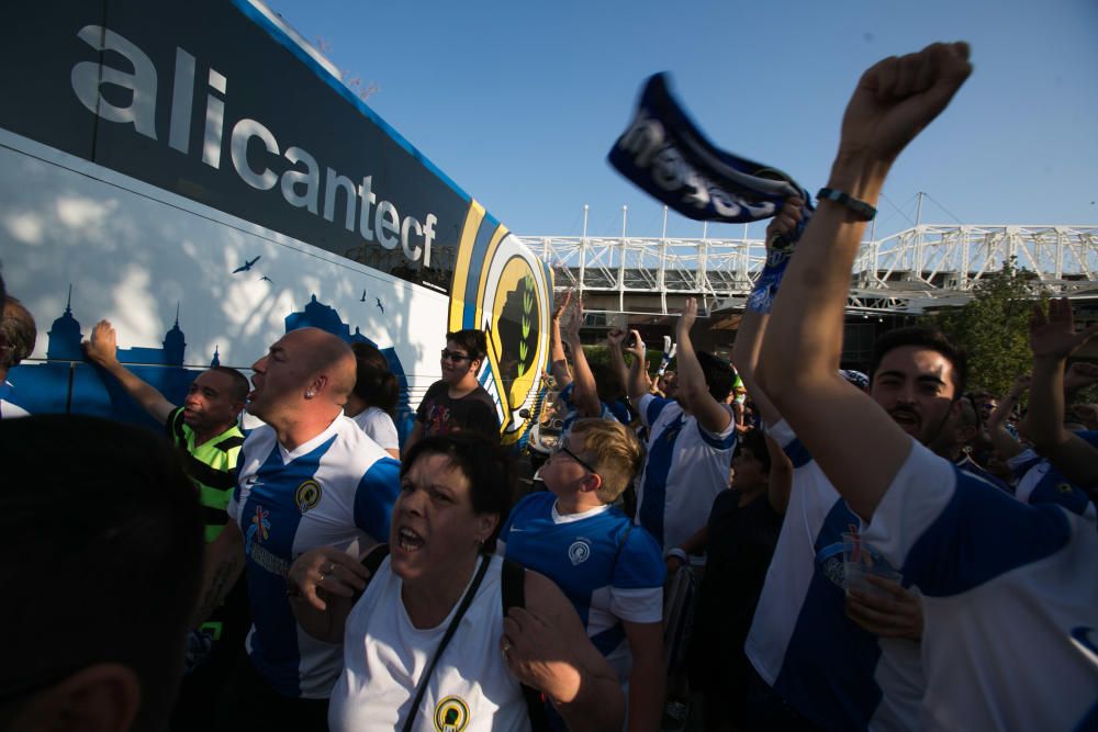 200 aficionados animan al Hércules antes del partido