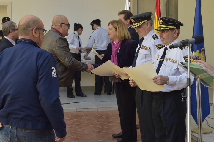 Entrega de diplomas a los Policías Nacionales ...