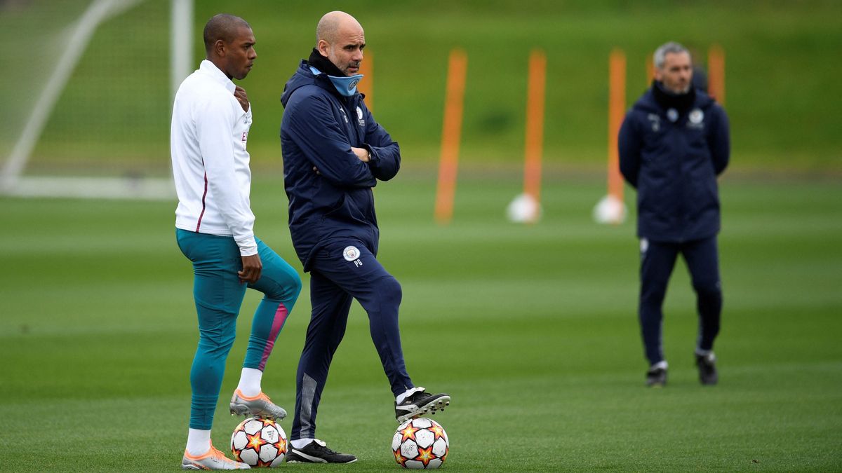 Guardiola observa el último entrenamiento del City, en Manchester, antes de viajar a Madrid.