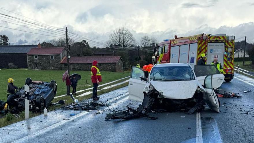 Un fallecido y cinco heridos en una colisión entre tres coches en la N-634 en Curtis