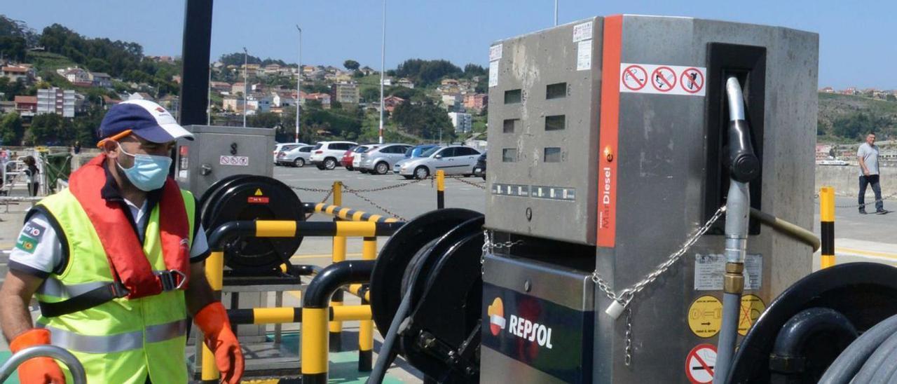 El surtidor de combustible en el muelle de Bueu