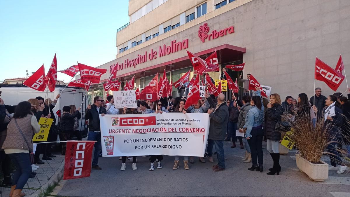 El sindicato Comisiones Obreras se ha concentrado esta mañana a las puertas del Hospital de Molina.