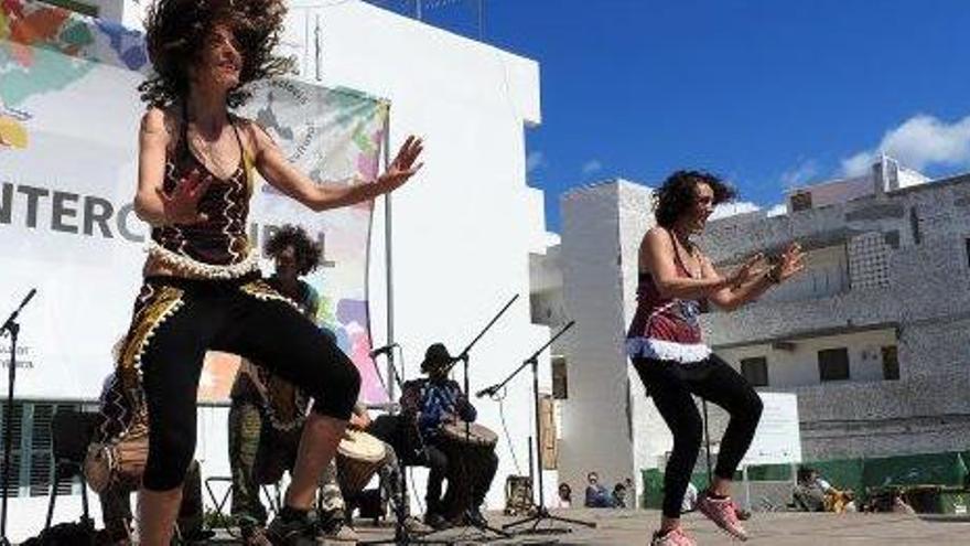 Danzas africanas en la fiesta intercultural de Formentera.