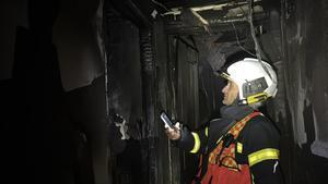 Efectivo de Emergencias en la vivienda calcinada de Boadilla del Monte.