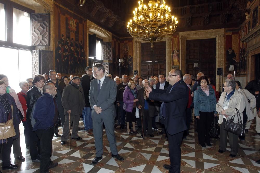 Vecinos de Morella, de visita en el Palau de la Generalitat