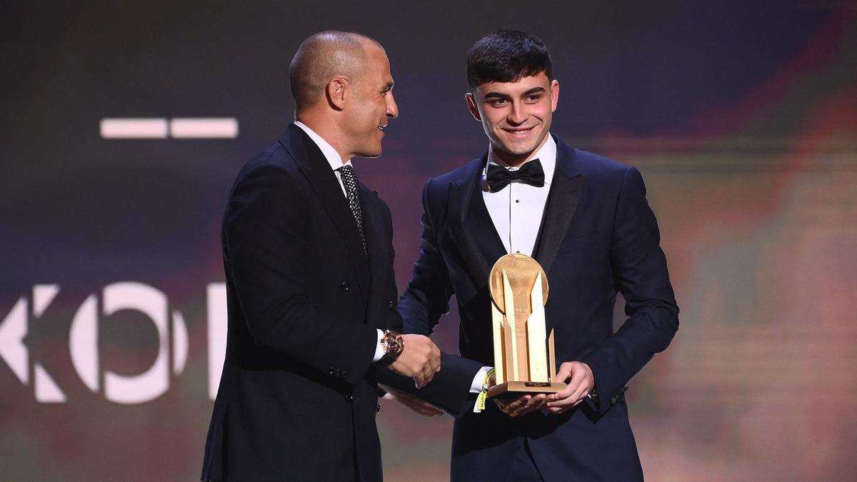 Fabio Cannavaro entrega el trofeo a Pedri.