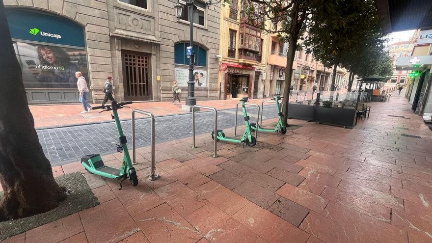 Patinetes eléctricos estacionados en el aparcabicis de la calle San Francisco. | R. A.