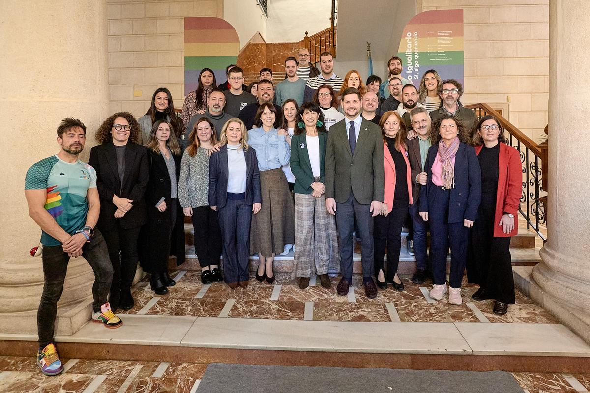 Las ministras con el alcalde y algunas concejalas, junto con representantes de los colectivos LGTBI, ayer en el «hall» del ayuntamiento.
