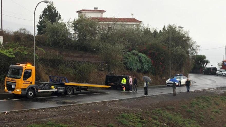 Vehículo volcado en la carretera entre Tacoronte y El Sauzal como consecuencia de la lluvia.