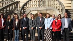 Representants institucionals als jardins del Palau Robert després de reunir-se