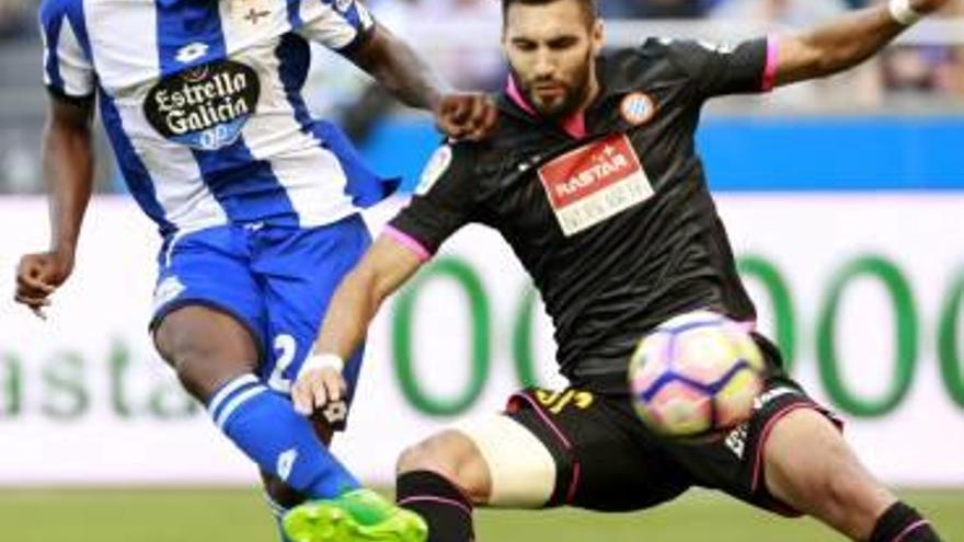 Un seriós Espanyol venç  a Riazor i complica la permanència al Deportivo