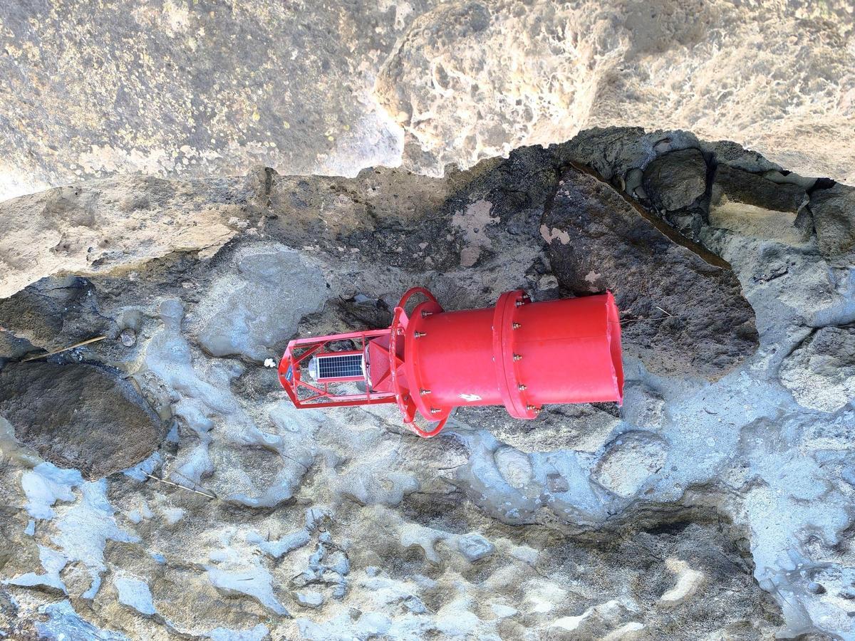 La parte superior de la baliza sigue emitiendo destellos luminosos