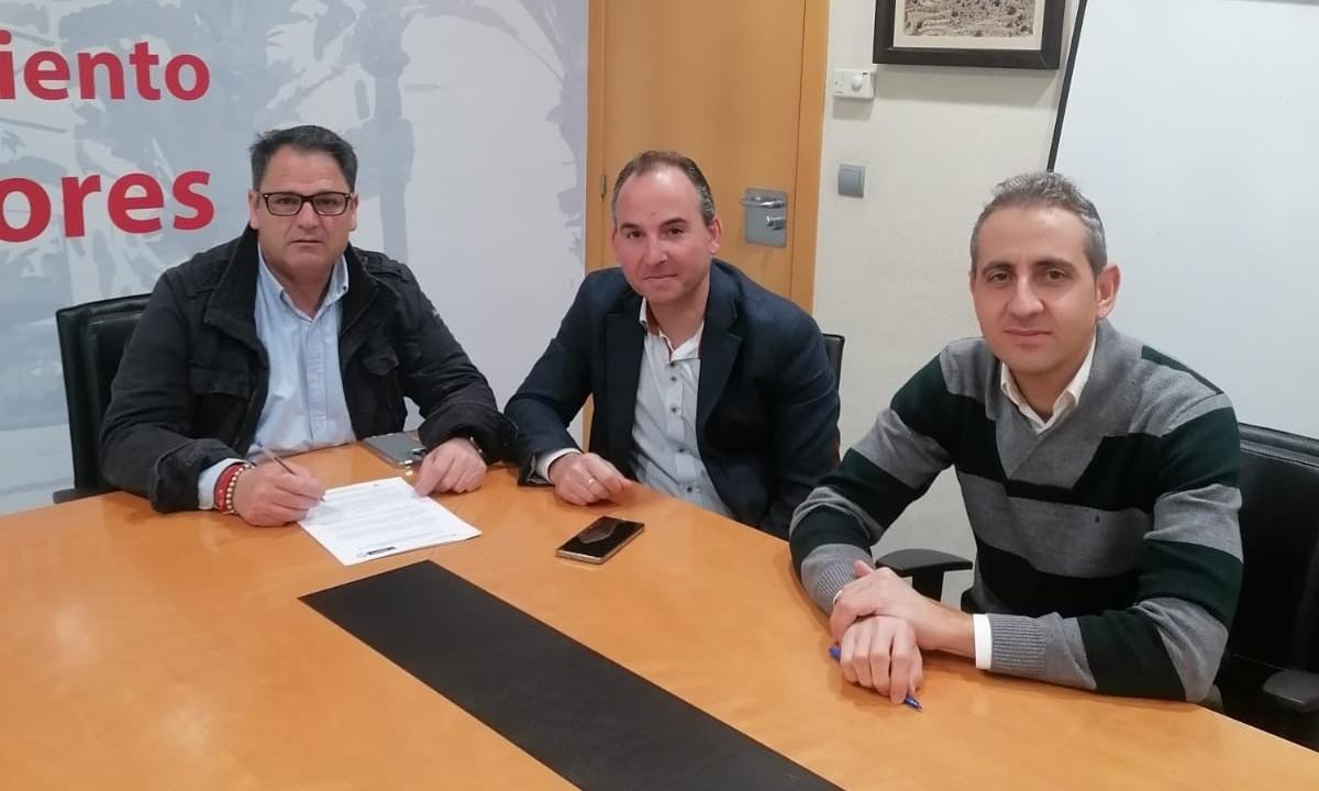 Firma entre el alcalde de Dolores y el presidente del Consorcio Vega Baja Sostenible.