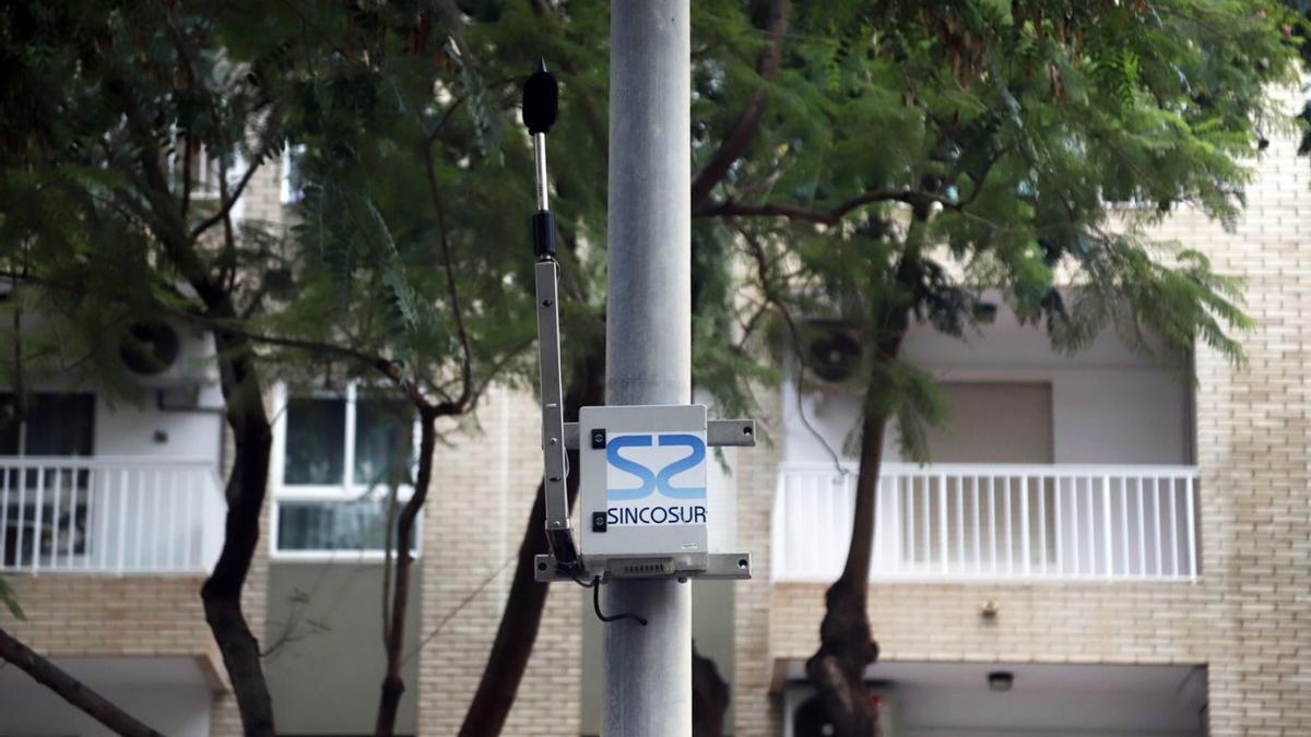 Medidor de ruido en calle Tomás de Echeverría, Huelin.