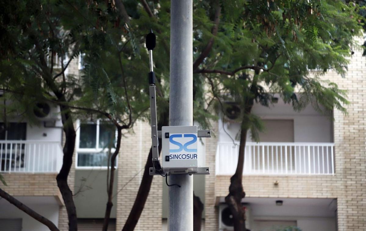 Medidor de ruido en calle Tomás de Echeverría, Huelin. | ÁLEX ZEA