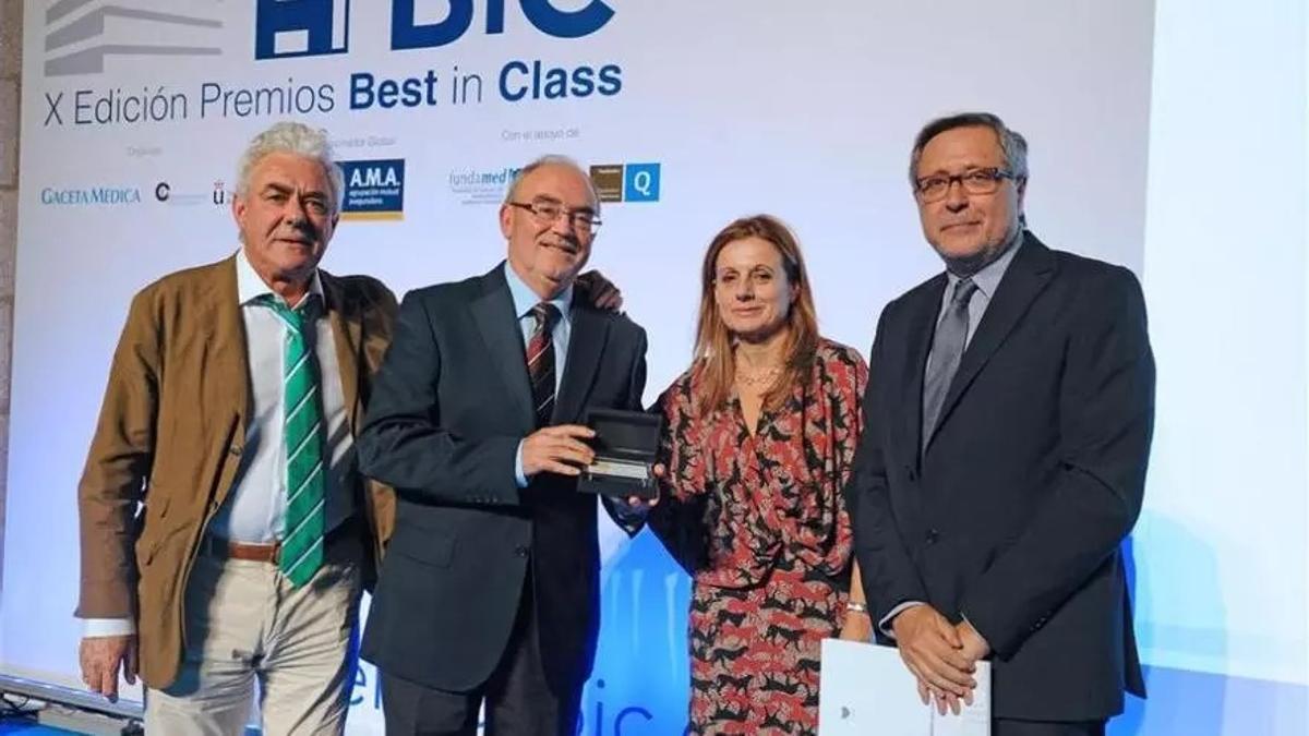 El doctor Rafael Jurado, segundo por la izquierda, recibiendo un premio en el año 2015.
