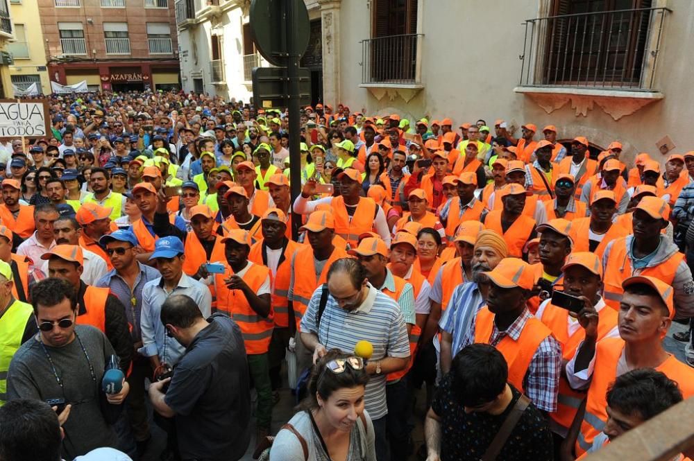 Gran protesta de los agricultores frente a la CHS