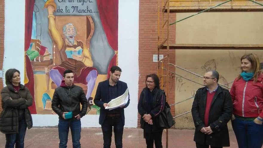Profesores entregan a Paquita Hernández (tercera por la derecha) la recaudación.
