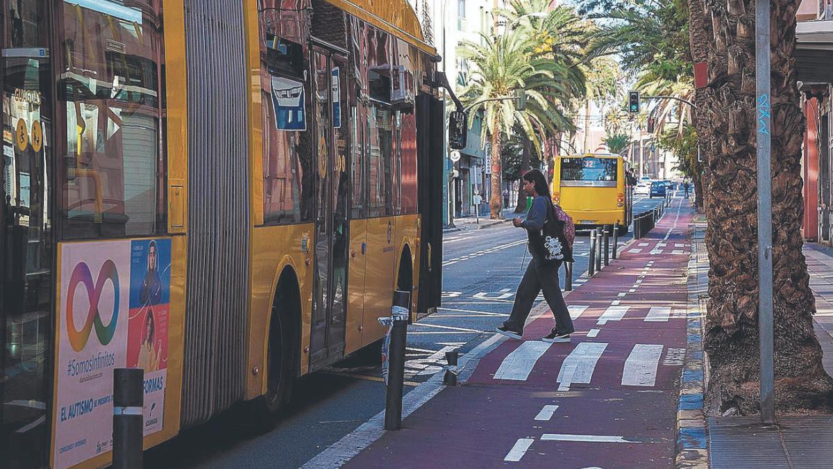 Una usuaria sube a una guagua en la capital grancanaria.