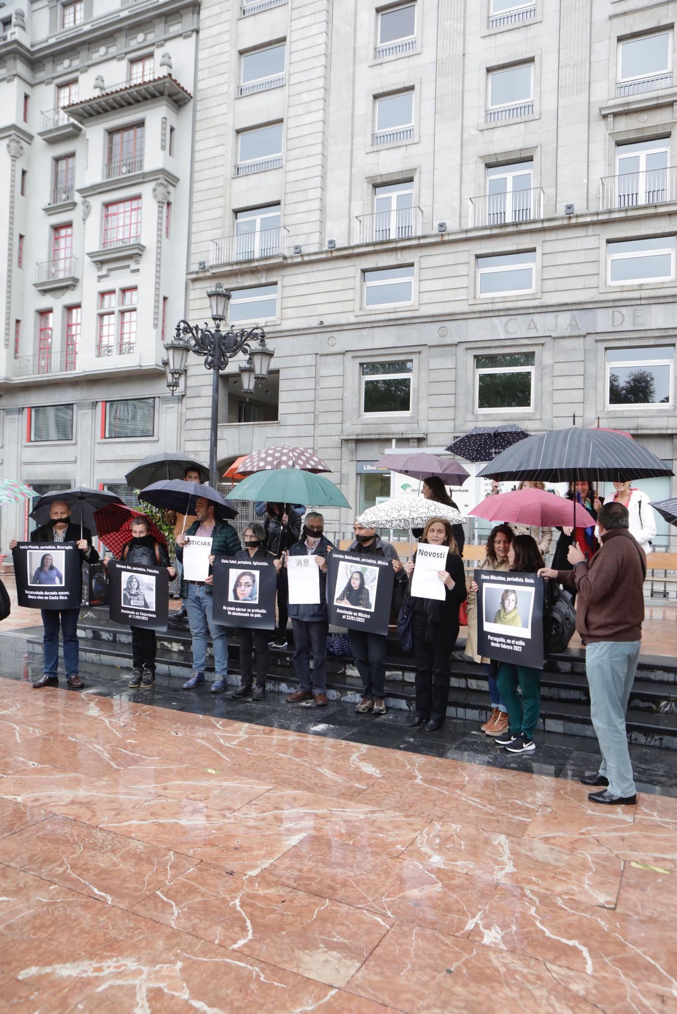 EN IMÁGENES: Así fue la concentración contra las persecuciones a periodistas en Oviedo