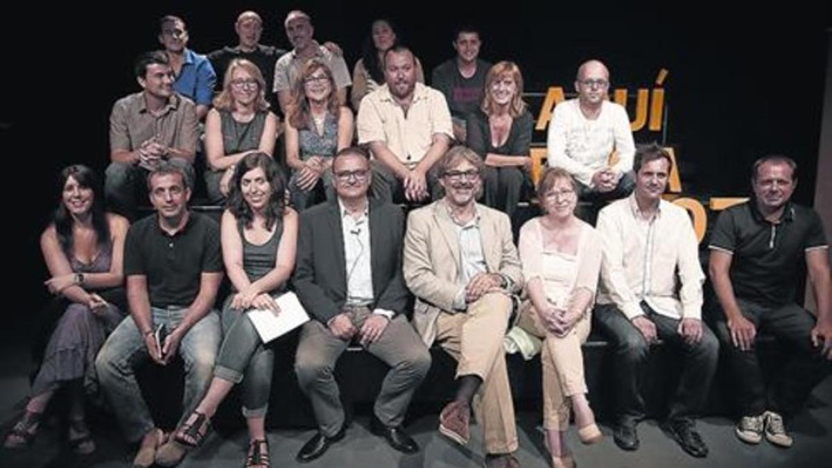 El equipo de la 'nonagenaria' Ràdio Barcelona con su director, Josep Maria Girona (cuarto por la izquierda).