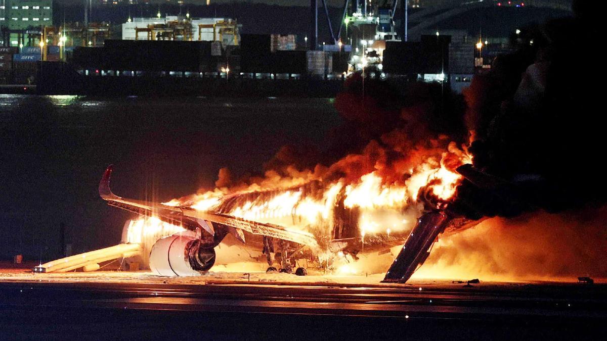 Un avión se incendia en la pista del aeropuerto Haneda de Tokio
