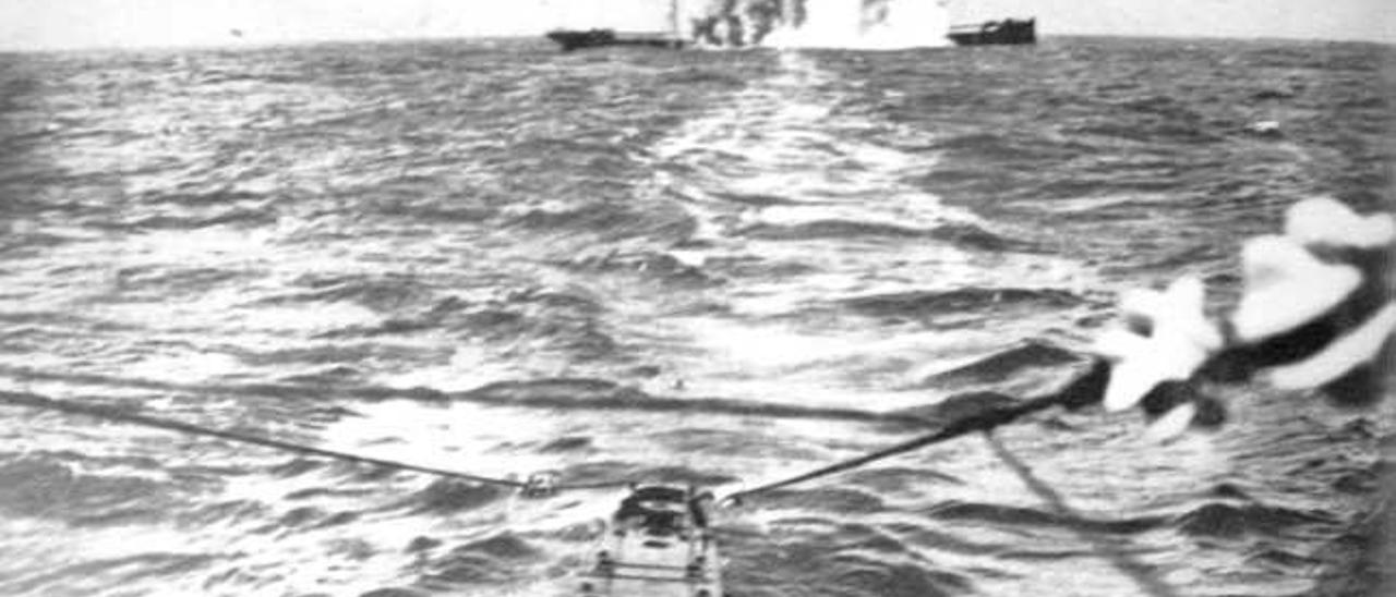 Un submarino germano torpedea un mercante en una de las acciones que tuvo lugar entre la primavera y el verano de 1916.