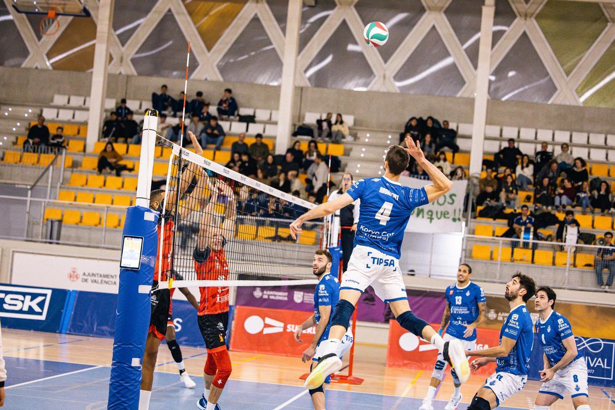 Javier Monfort arma el brazo para el remate ante el Tarragona.