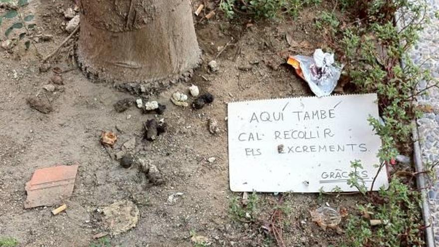 Un ciutadà va deixar aquest cartell per denunciar l&#039;incivisme dels propietaris de gossosa Girona, imatge d&#039;arxiu.