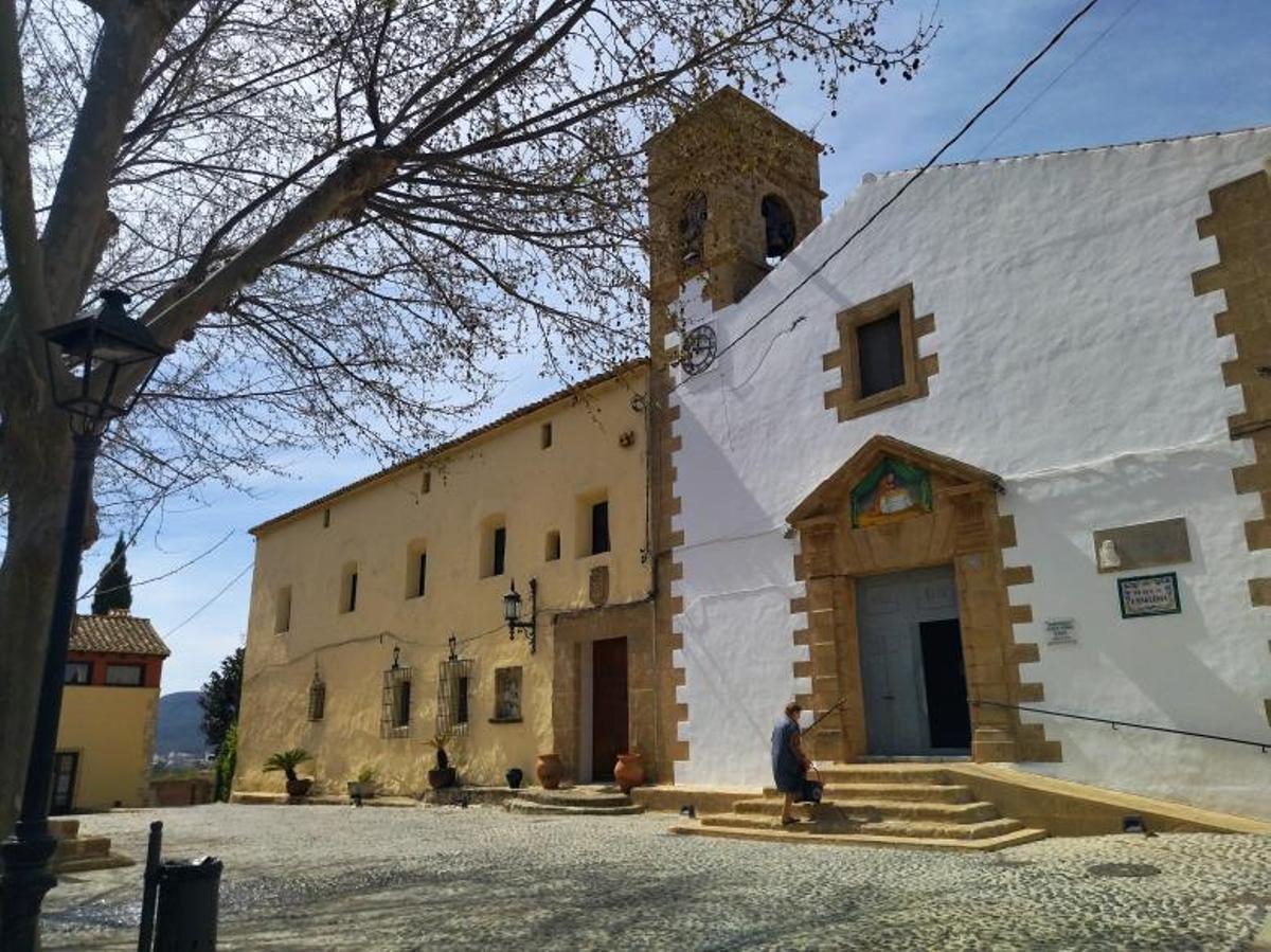 El convento, a la izquierda y datado en 1789, está adosado a la iglesia de Jesús Pobre. | A. P. F.