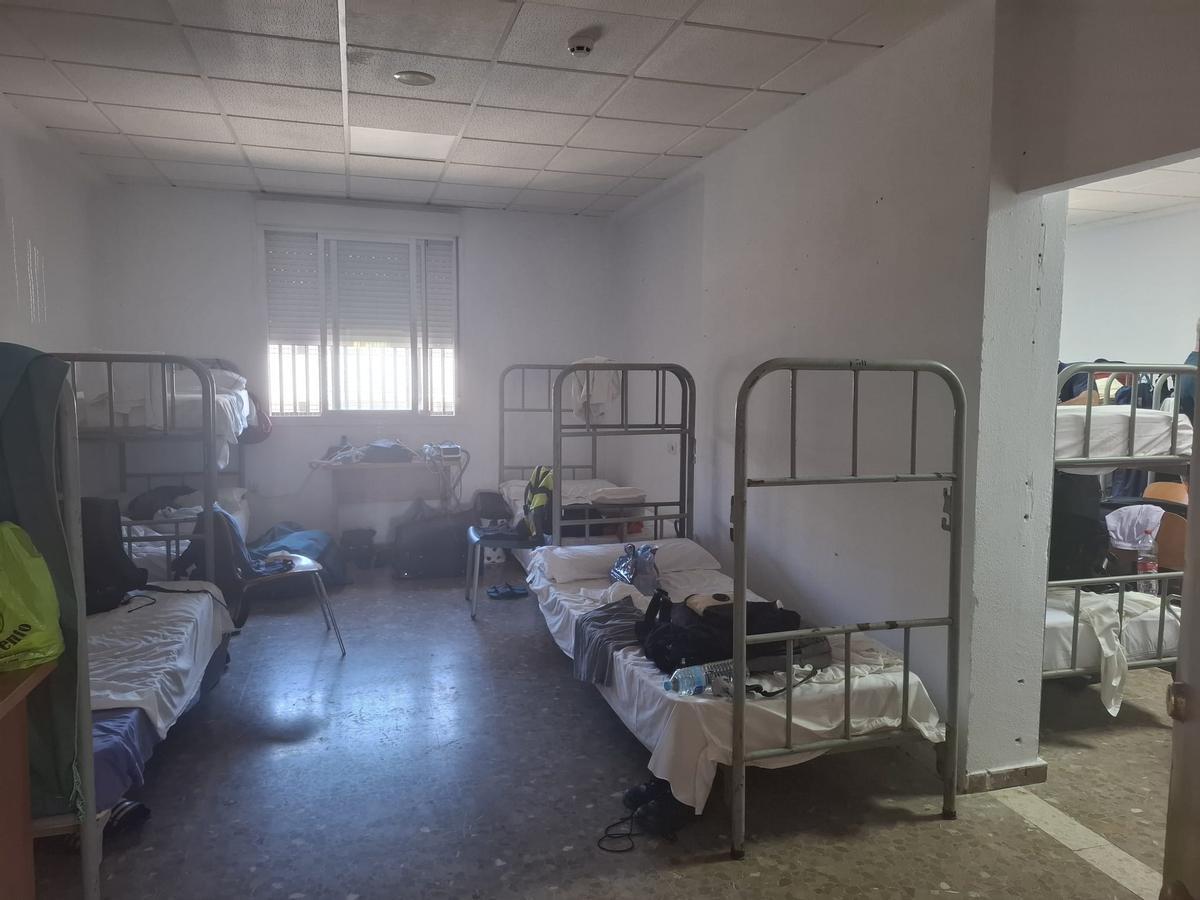 Alojamiento en instalaciones militares de Ceuta para los agentes antidisturbios de la Policía recien llegados de Bilbao, con literas, pero sin taquillas ni otras comodidades básicas.