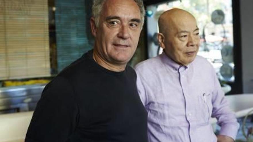 Els xefs Ferran Adrià i Hiroyoshi Ishida durant la presentació .