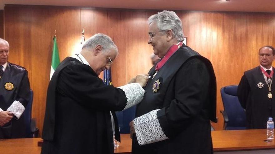 Francisco Arroyo Fiestas impone la medalla a José Godino.